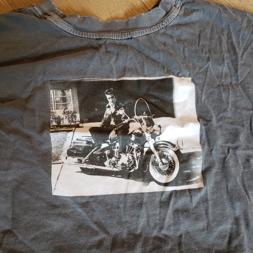 Elvis Presley Cropped Motorcycle Print Long Sleeve - Picture 2 of 7